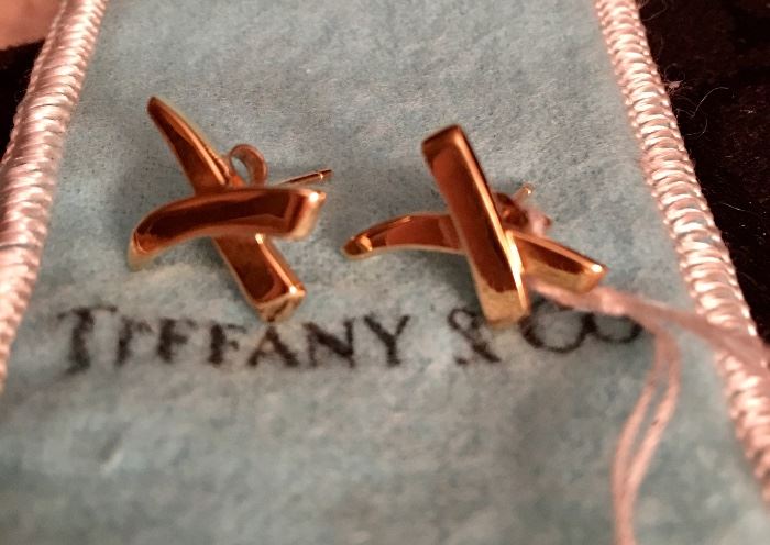 Tiffany 18k “Kiss” earrings by Paloma Picasso