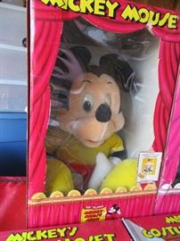 World of Wonder vintage Mickey talking plush, includes tapes.  In the original box. 1978.
