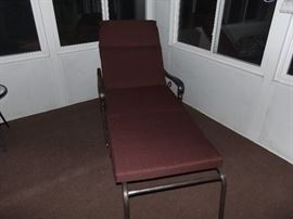 Nice quality chaise w/cushion