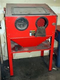 CENTRAL PNEUMATIC FLOOR BLAST CABINET 40# CAPACITY, MODEL 68893, 125 MAX PSI, 55"H X 35"W X 42.25"D