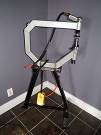 CENTRAL PNEUMATIC PNEUMATIC PLANISHING HAMMER MODEL 94847 WITH FOOT PEDAL AND ORIGINAL BOOK