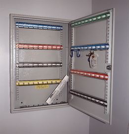 STORE HOUSE 100 HOOK KEY BOX MODEL 95318 WITH DIRECTIONS AND KEYS