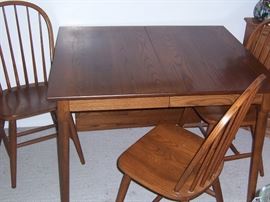 OAK TABLE W/4 CHAIRS AND 1 LEAF