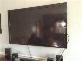 Flat Screen 46' inches w wall mount bracket