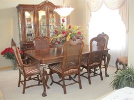 Drexel Heritage Dining Set with 8 Dining Chairs.  Drexel Heritage China Cabinet.