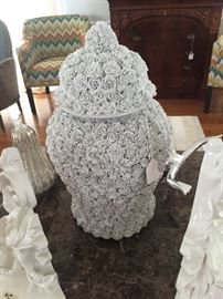 PORCELAIN LIDDED URN