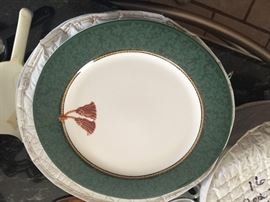 SET OF SERVICE PLATES