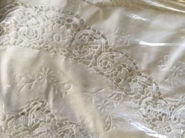 EXQUISITE ITALIAN HAND MADE BANQUET SIZE TABLECLOTH