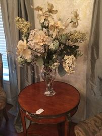 FRENCH STYLE TABLE WITH LARGE BOUQUET