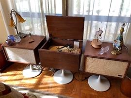Mid-Century KLH Stereo With 2 Matching Speakers