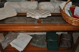 Sofa table, various linens