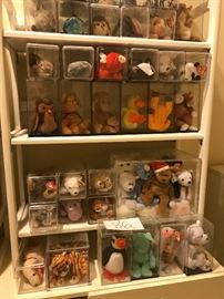  Beanie Babies http://www.ctonlineauctions.com/detail.asp?id=680810