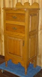 Unique Oak Cabinet (2 Drawers Over 1 Door)