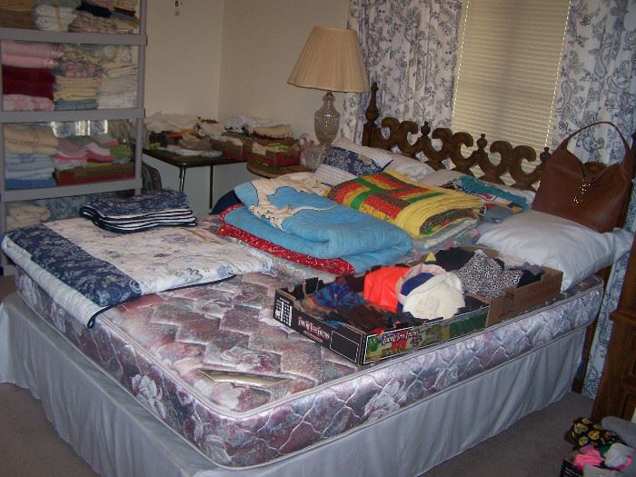 queen size bed, quilts
