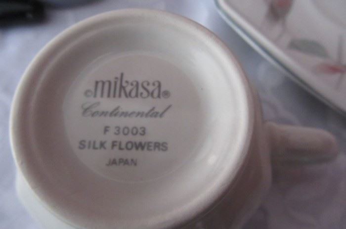MIKASA SILK FLOWERS SERVICE FOR 12 PERFECT CONDITION