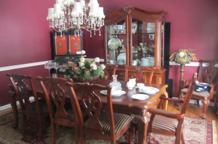 DINING ROOM WITH 8 CHAIRS AND BREAKFRONT