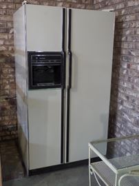 23 cubit ft.  GE Side by side refrigerator in working condition 