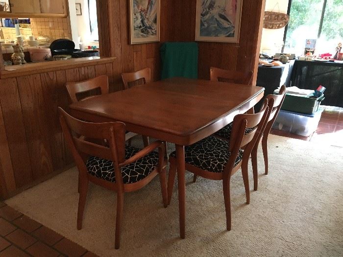 Heywood Wakefield Mid-Century Modern table and 6 chairs with 2 leaves.
