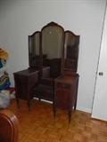 DROPWELL DRESSING TABLE W/ TRIPLE MIRROR