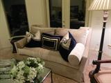LOVESEAT W/ GREAT PILLOWS CLASSIC STYLING