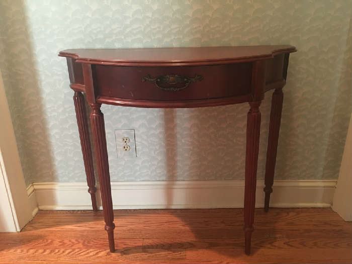Bombay accent table-excellent condition.