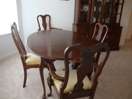 "Hitchcock" oval dining table with 3 leaves and table pads. 2 Captain's chairs, 2 side chairs