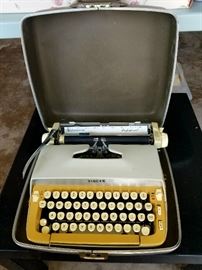 Vintage SINGER Typewriter