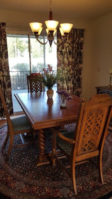 Beautiful barley twist leg dining table with 6 chairs. 