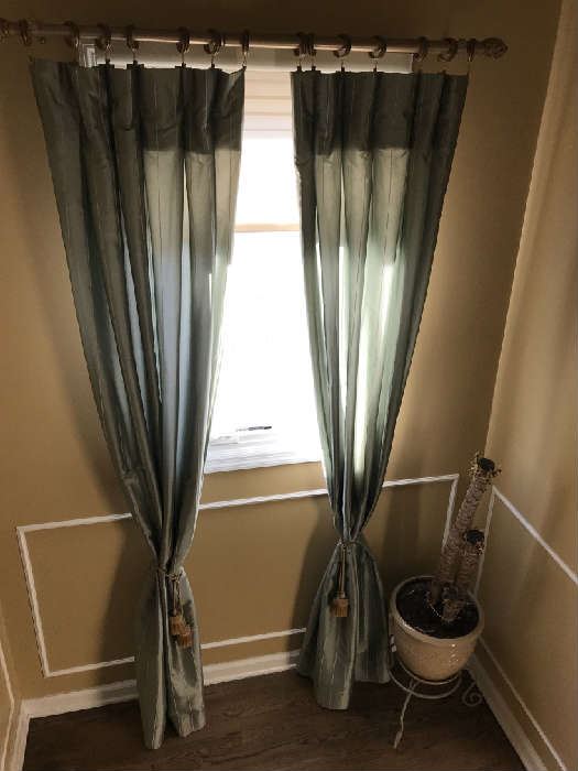 Curtains with rods and accessories 