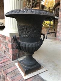 Very nice iron planter. 