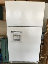 22.3 CF Magic Chef frost free refrigerator.