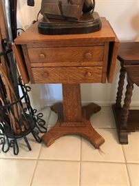 Two drawer oak dropleaf in table