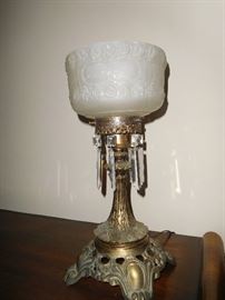 Boudoir lamp with prisms