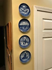 Blue and white collectible plates with dogs