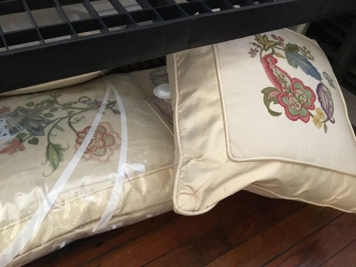 Set of 4 cruel work pillows