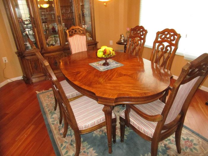 BEAUTIFUL DINING ROOM SET AND HUTCH