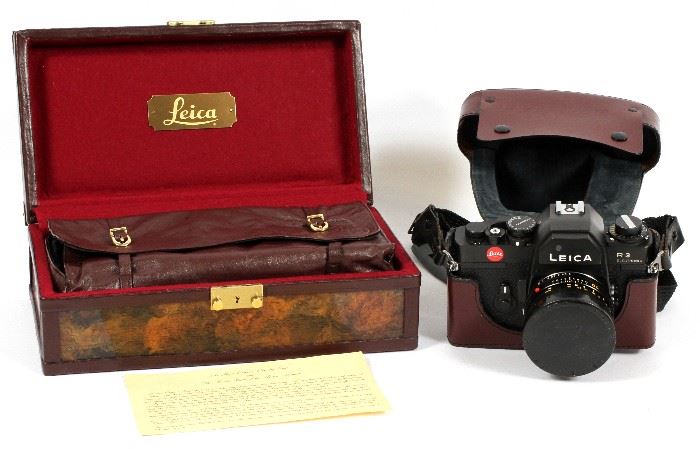 #113 - LEICA, 'R3' ELECTRONIC CAMERA WITH LENS AND DISPLAY CASE, 2 PCS., H 3 3/4", W 5 3/4"