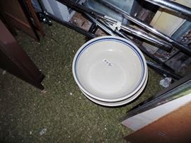 Lots of vintage bowls and kitchen ware!