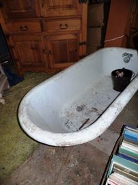 Great bath tub, feet included 
