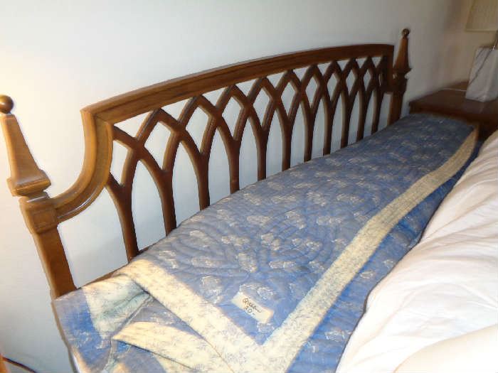 queen bed w/mattress