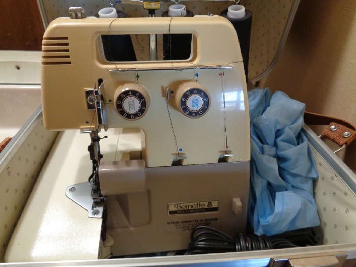 portable sewing machine w/case
