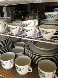 Miscellaneous pieces of Noritake "Blue Orchard" china