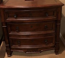 Broyhill King Bedroom: Bed Frame, Nightstands (2), Dresser w Mirror, Table Lamps (2) 
