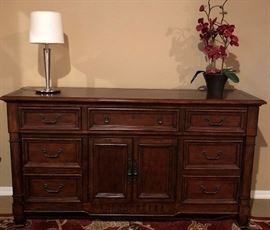 Broyhill King Bedroom: Bed Frame, Nightstands (2), Dresser w Mirror