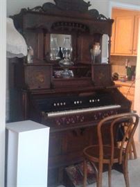 Antique pump organ