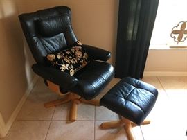 Hjellegjerde Ergonomic Recliner Chair and Ottoman Scandinavian Lounger