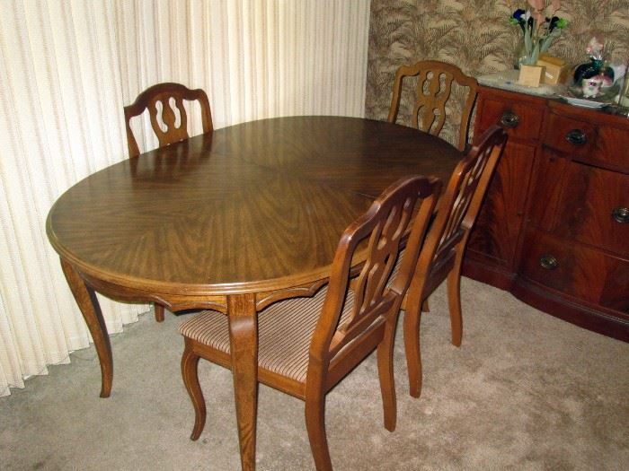 Dining Room:  Dining Table w/2 leafs