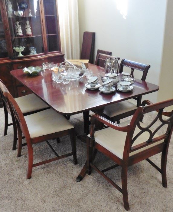 Drexel double pedestal dining table with 6 chairs, 3 leaves, pads