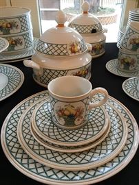 Villeroy and Boch Dinner Set, service for 12, in Basket PLUS Serving Pieces 