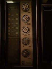 Magnavox stereo controls